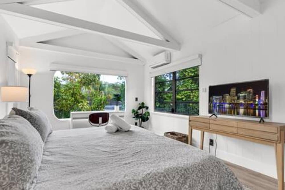 1720 Wa Kee 2A Luxurious 4BR 3BA Retreat in Coconut Grove w Pool