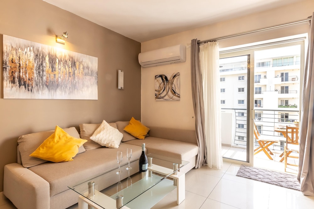 Modern Penthouse Savoy Garden in Gzira