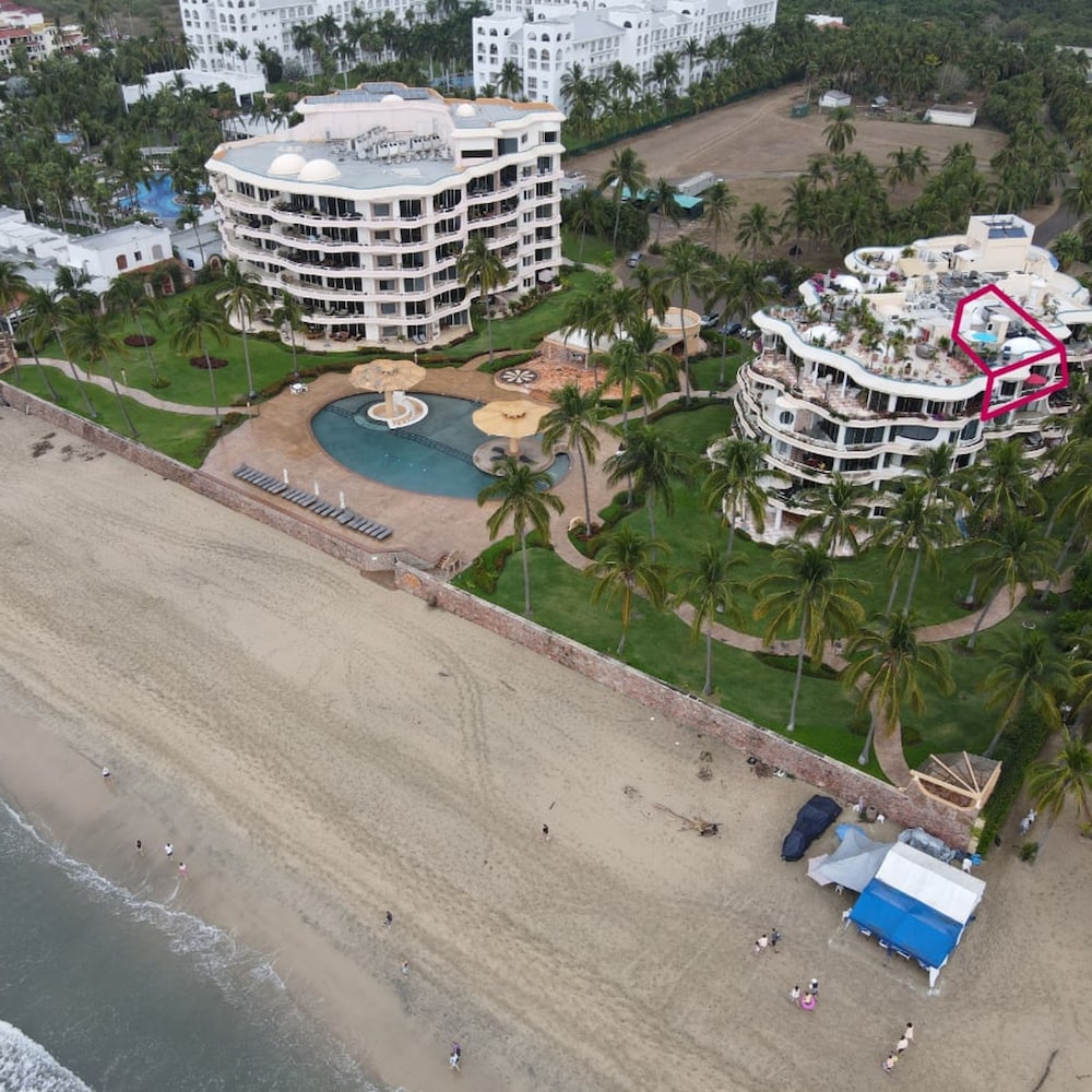 Ocean Front Penthouse Pool Sleeps 8 People view 4