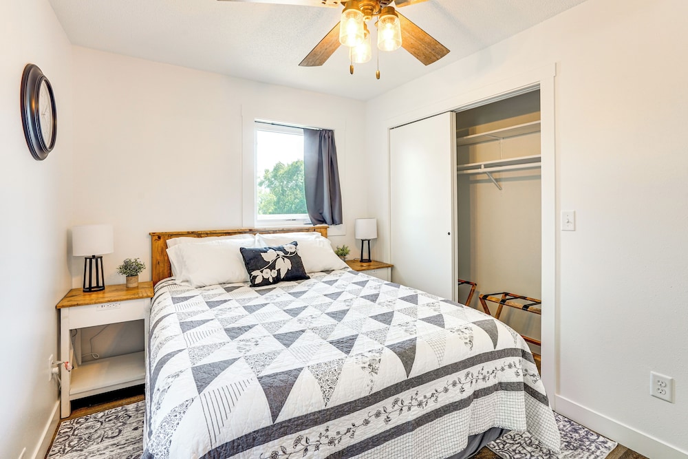 15 Mi to Downtown Sioux Falls: Gem w/ Yard!