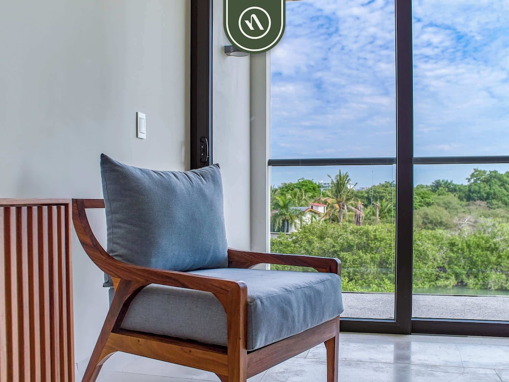 Luxury Condo With Canal View - Near Beach