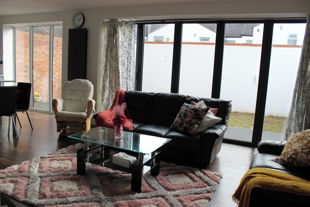 Contemporary 2 bed House With Parking