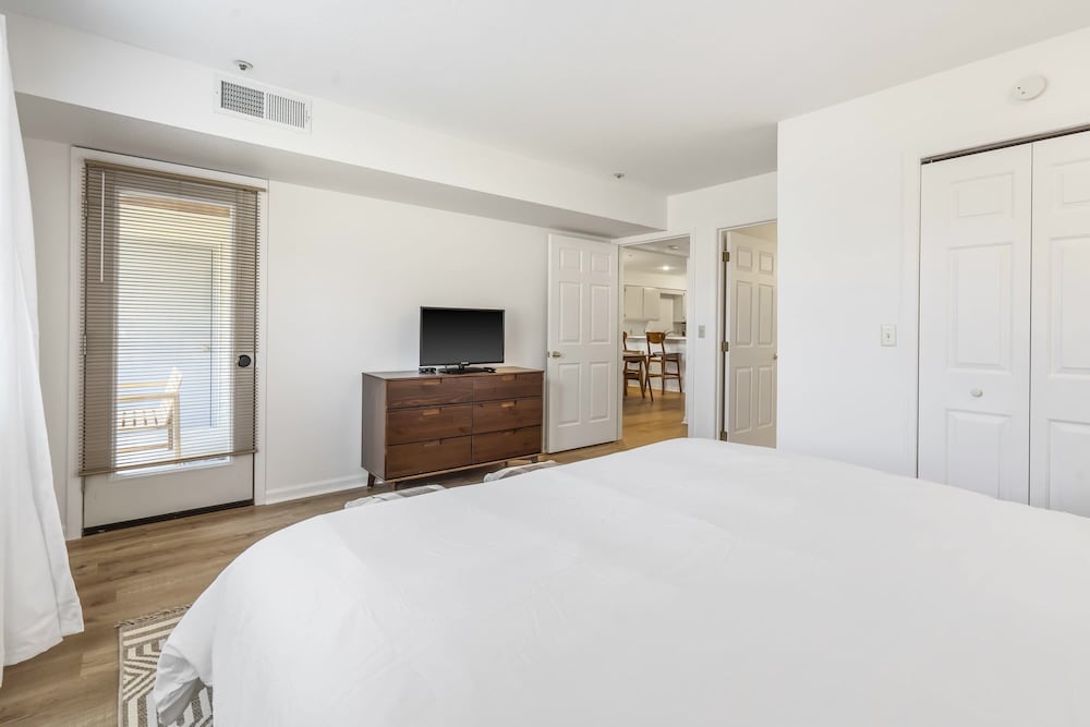Royal Ridge Modern Condo for 4