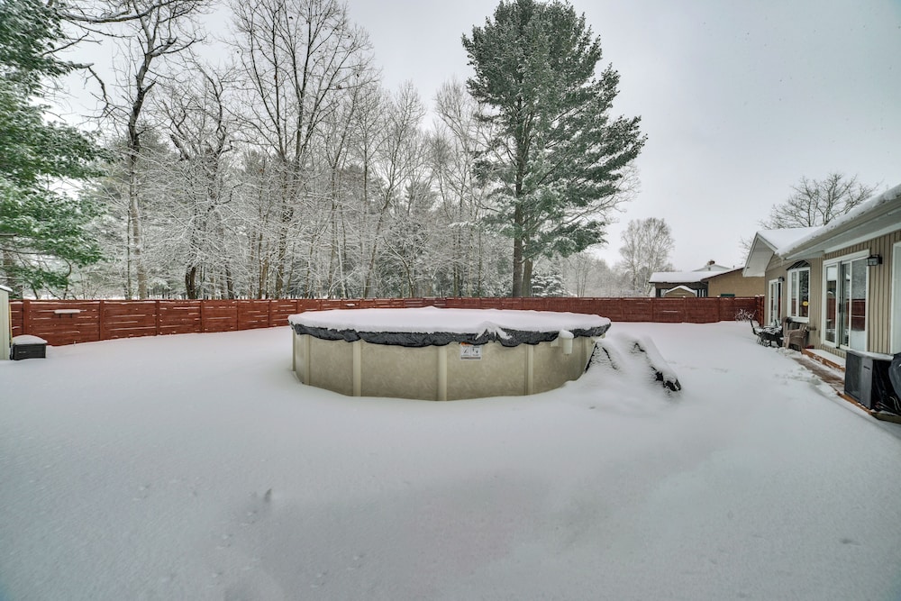 3 Mi to Dtwn Alpena: Family Home w/ Yard!