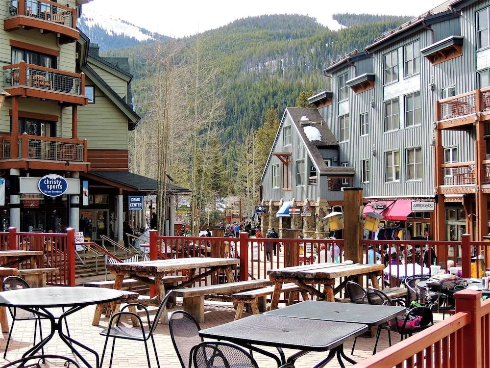 River Run Village 2 Bedroom Condo - 100 yards to slopes, Pool, Hot Tub Access