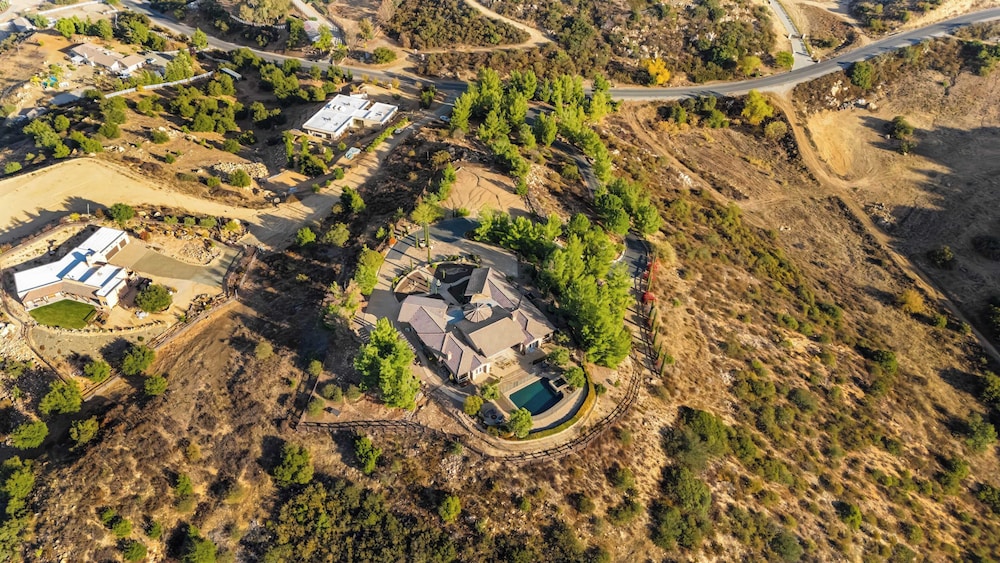 Hilltop Estate w/ Pool, Hot Tub, Fire Pit, Views Cleveland Vista by Avantstay