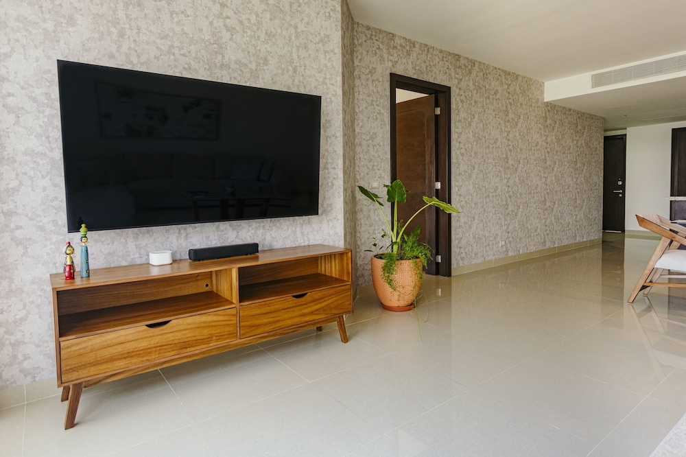 Casa El Encanto Penthouse 532 Sur 2 Bedroom Condo by RedAwning view 4