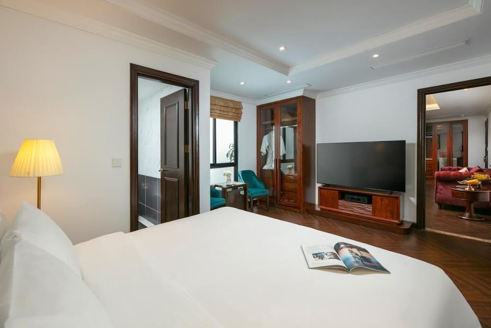 MAY DE Ville Crown Hotel 1