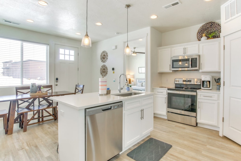 Walk to Marina & Lake: Spacious Garden City Gem!
