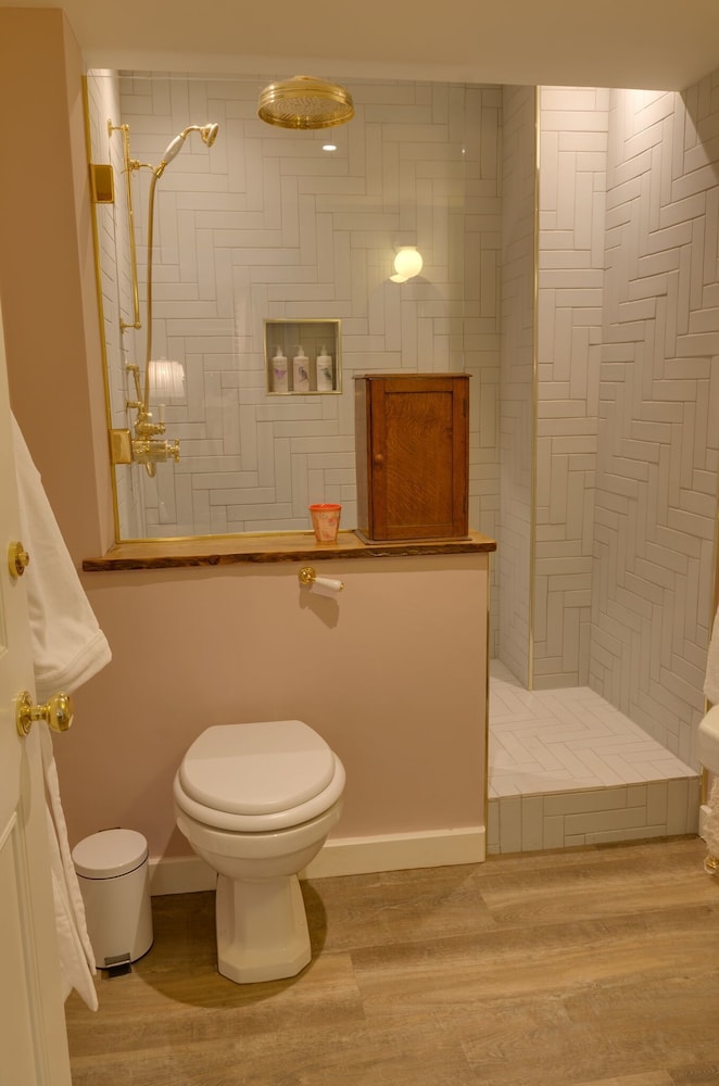 Woodstock Vacations - The Crown Inn - Property Image 3