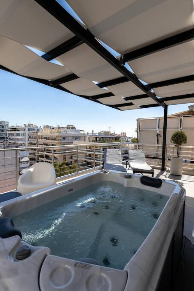 Jacuzzi Lux Penthouse P Faliro view 5