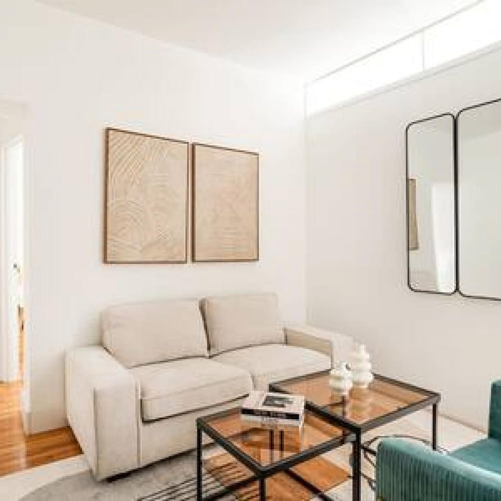 444-2e Modern 2BR Hell s Kitchen