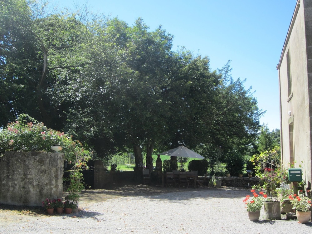 Le Manoir Aux Douves