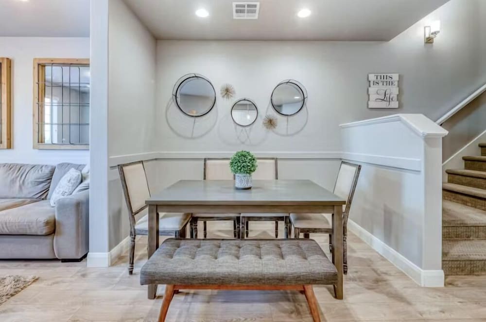 The Modern Villa - Pet Friendly 3 Bedroom Townhouse