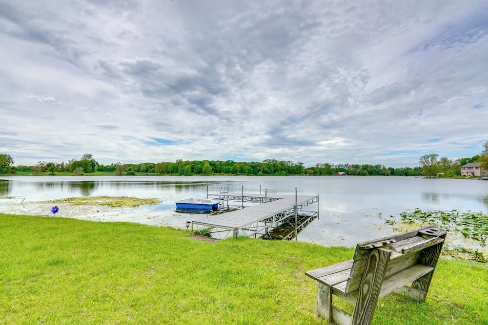Lakefront Getaway w/ Fire Pit in Akron