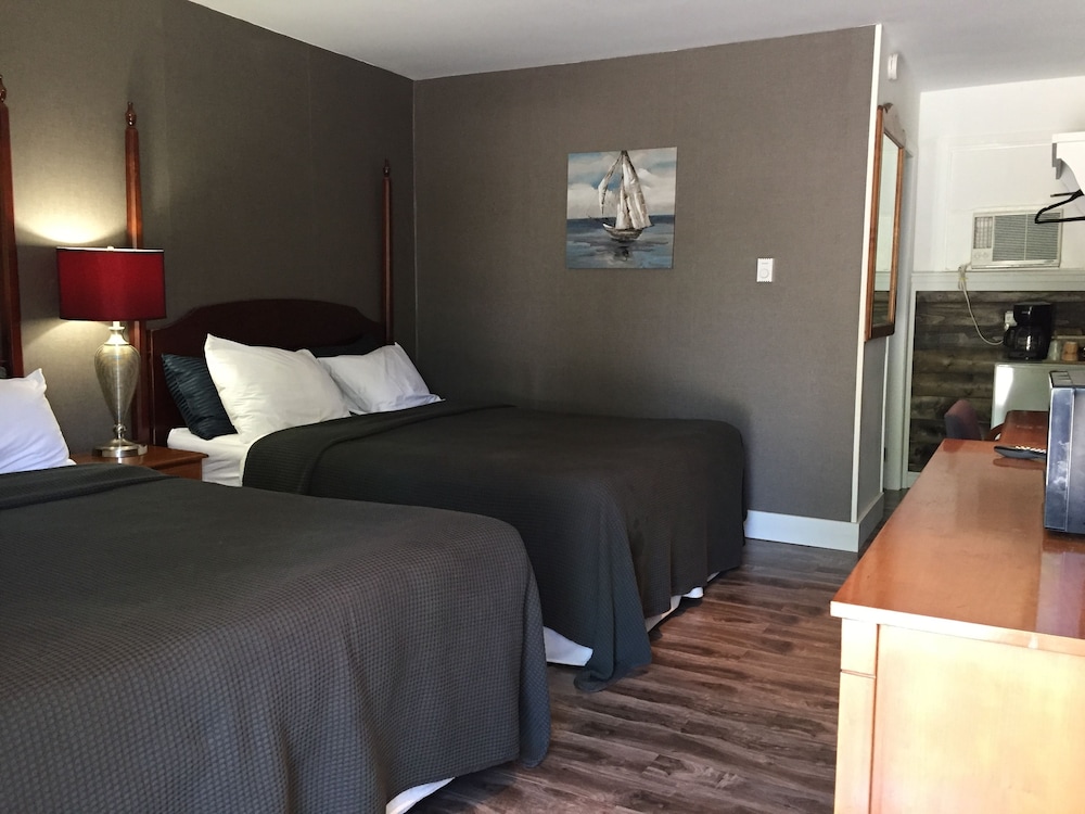 Greenside motel