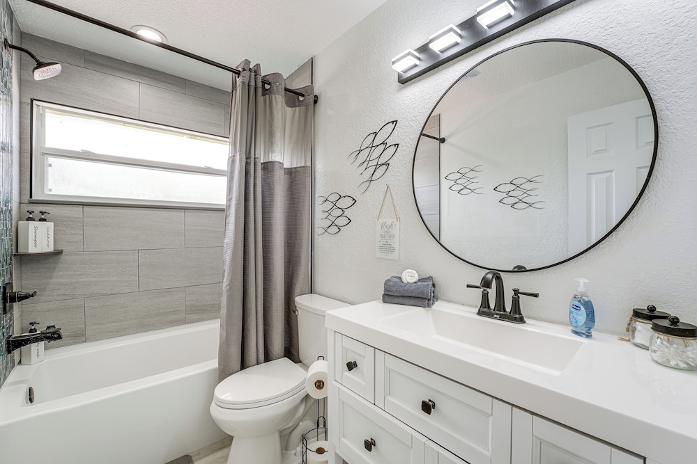 4 Mi to Beach! Furnished Outdoor Oasis in Seminole