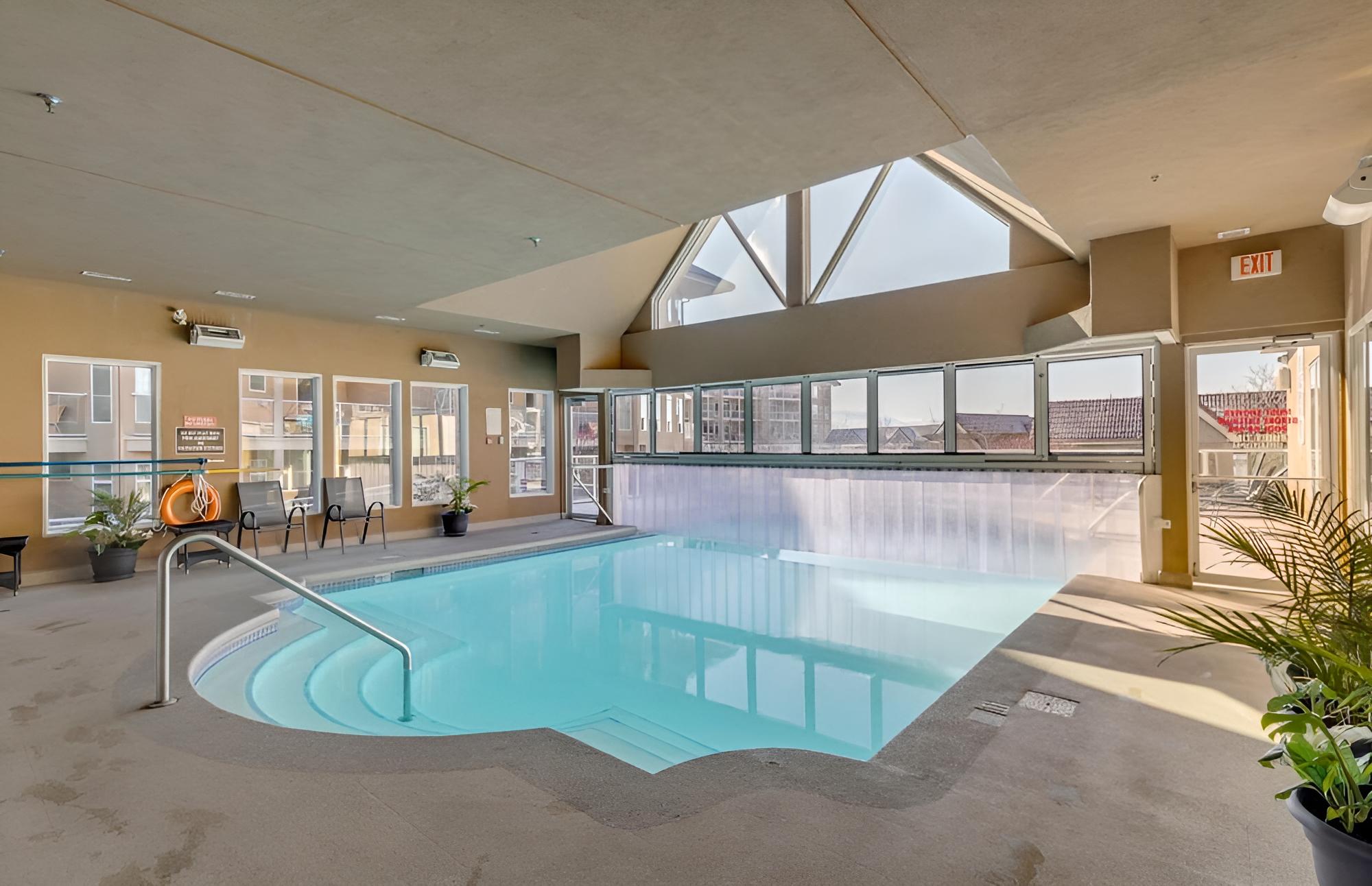 The Lake Life l Waterfront Downtown w Pool Gym