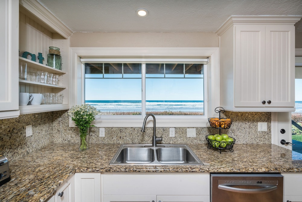 Blue Starfish by Avantstay Ocean Views Direct Cannon Beach Access