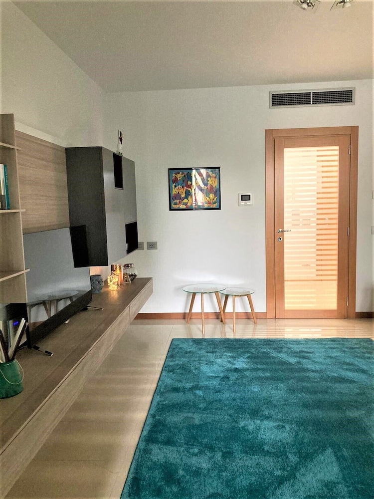 Borsa 1- Bright apartment with balcony