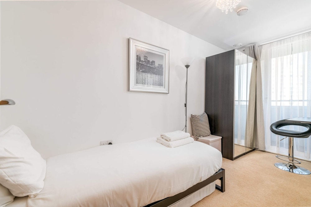 Modern Comfort: Stratford 3BR Duplex