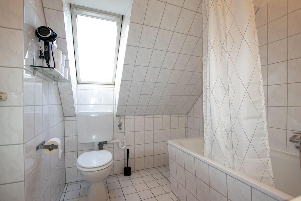 Old Town Large 3 Room Maisonette