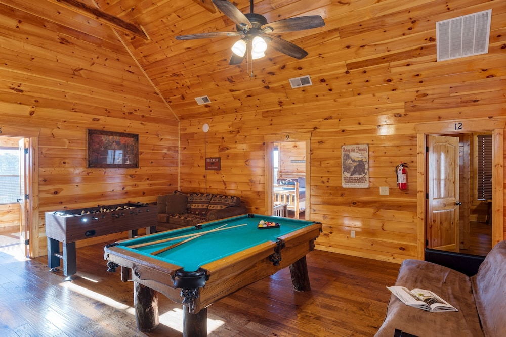 Grand View Lodge Panoramic Views Hot Tubs Game Room Theater Sleeps 56 Guests