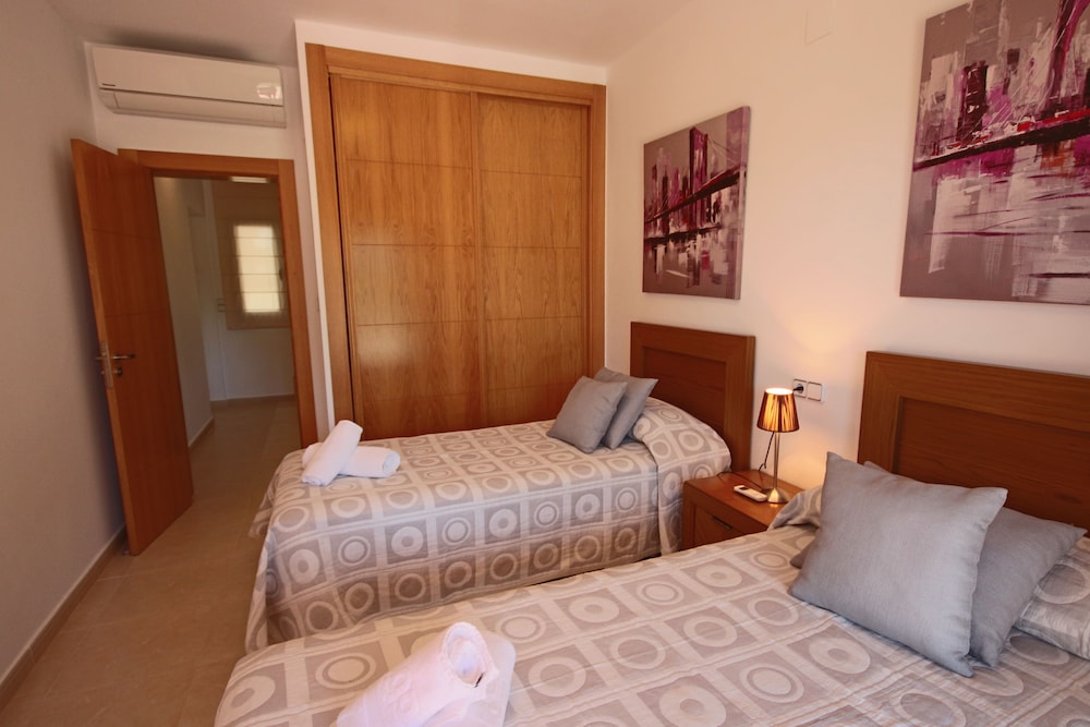 2 Twin Luxurious & Secluded Villa - Private Pools, Walk to the Beach & Moraira view 4