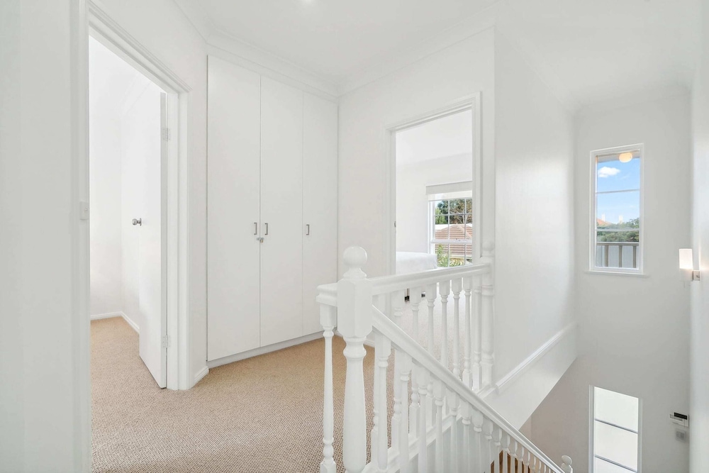 Coastal Luxury: 3-bed Townhouse 150m From Beach