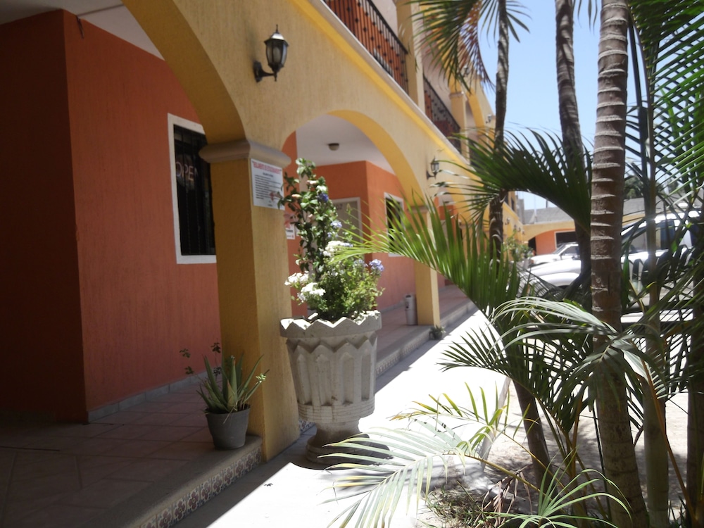Hotel Plaza Los Arcos - Image 1