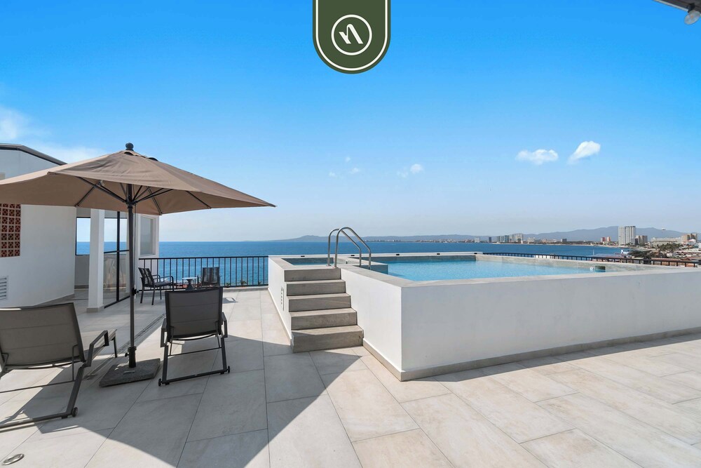 Luxury 2 BR - Downtown - Pool - Sunset in Terrace