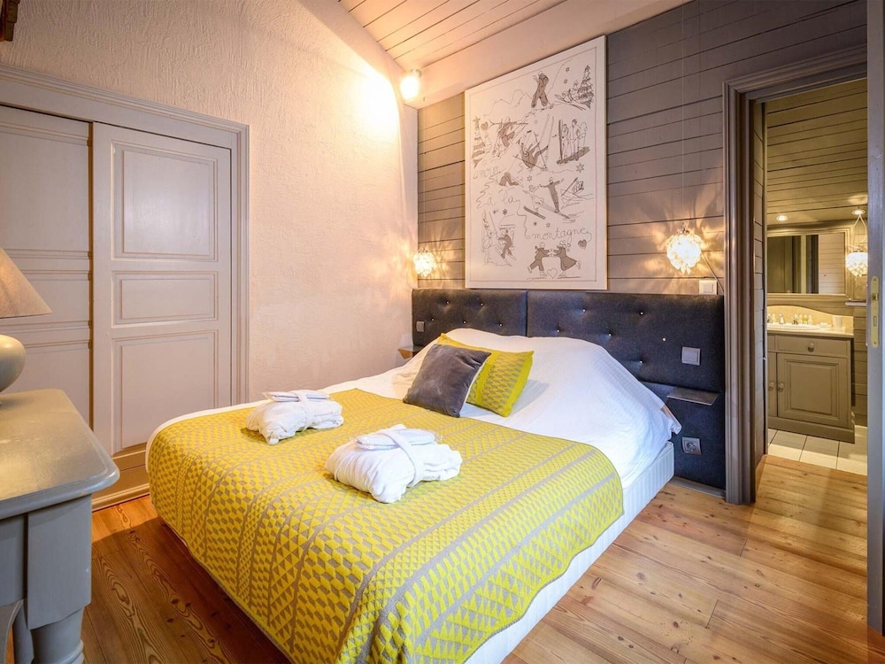 Large Chalet With Barrel Sauna and Whirlpool