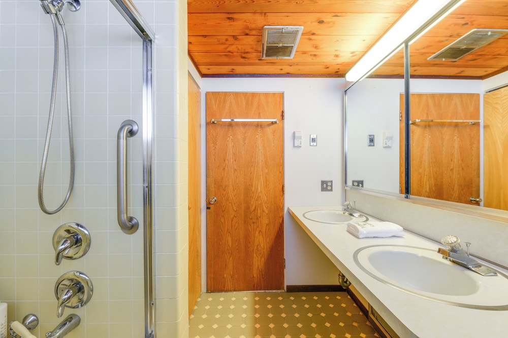 Trail Access On-site: Gorgeous MCM Deck House!