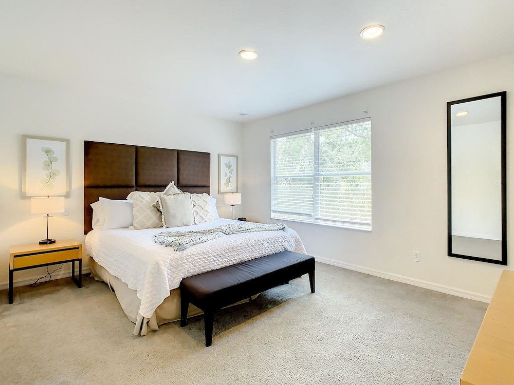 Luxury Townhome Near Disney w Resort Amenities