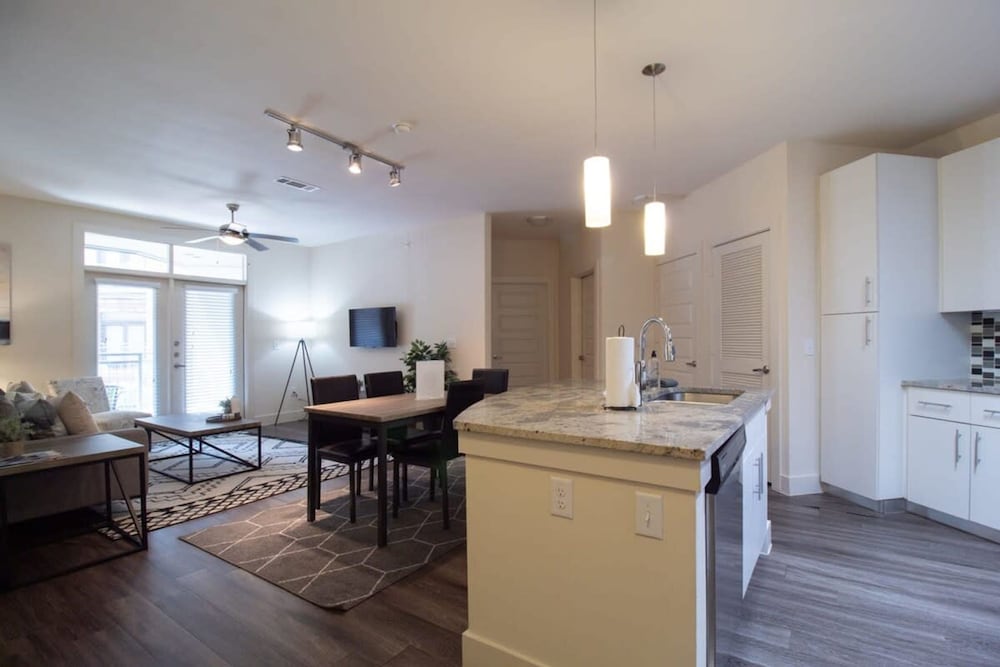 Revive Tanglewood Stunning 2BR in Uptown Houston