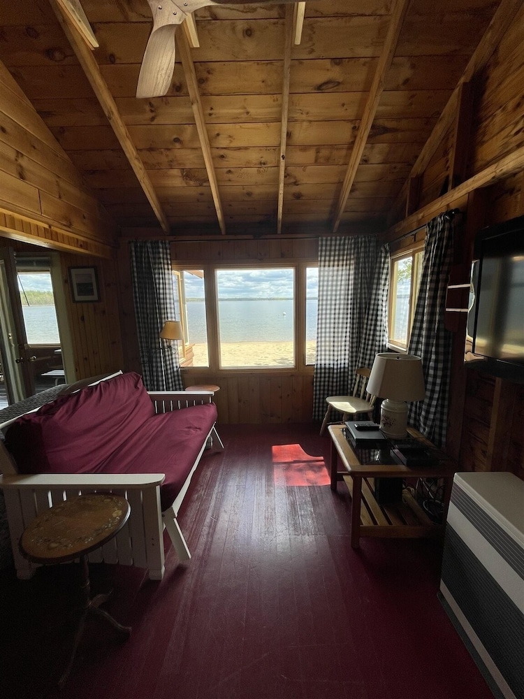 Limberlost Limit 6 2 Bedroom Cottage by RedAwning view 4