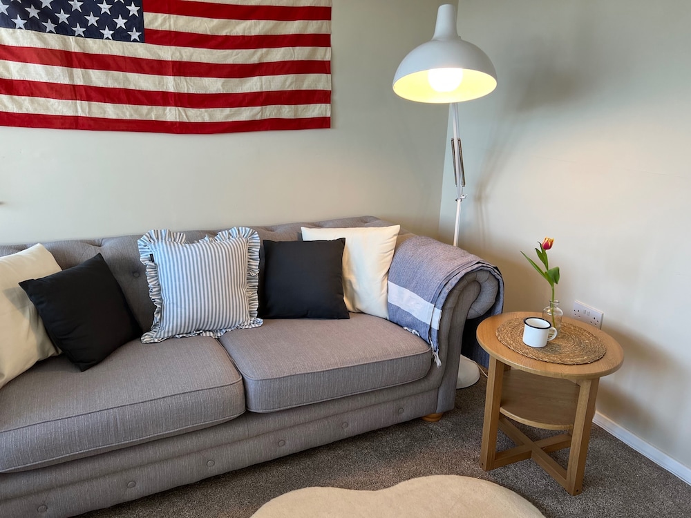 Beach Chalet - 2 Bedrooms - 4 Guests - Parking