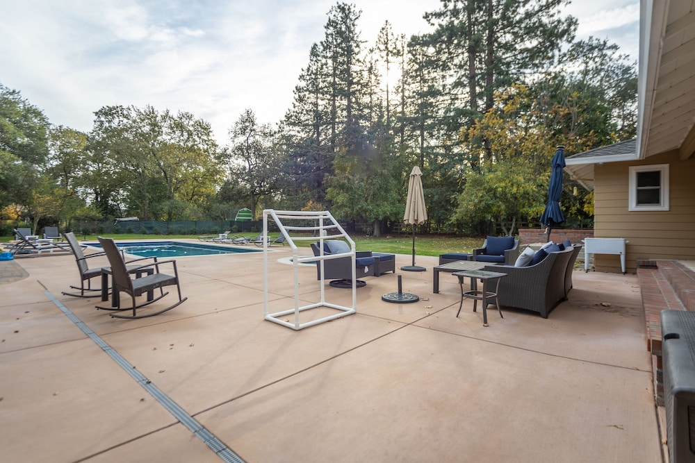Wildflower by Avantstay Gorgeous Wine Country Home w Pool Bocce Ball Court Huge Yard