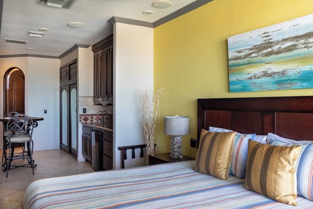 Luxury Beachfront Condo on Sandy Beach