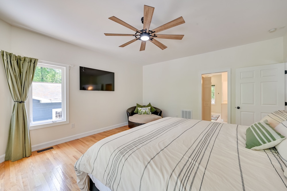 Game Room & Lake View: Lake Hartwell Group Retreat view 4