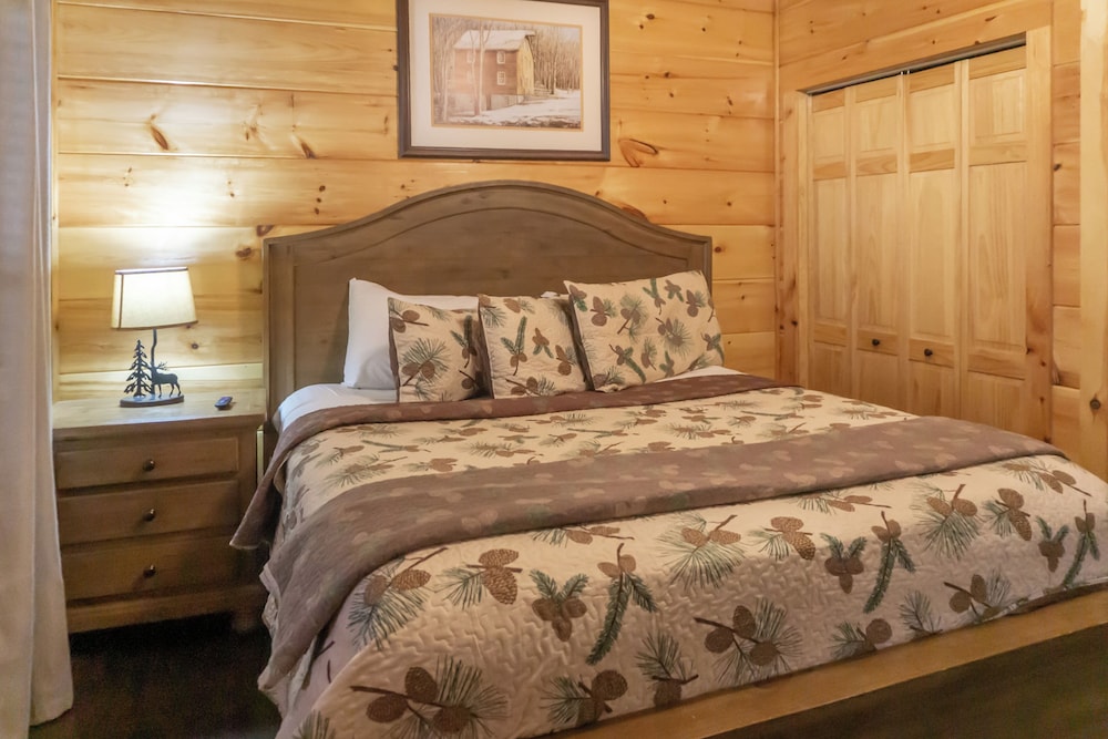 2 BR Pigeon Forge Home w/ Porch & Hot Tub