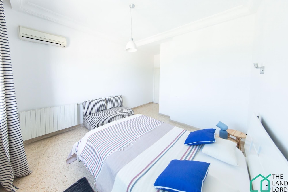 The Perfect View 2bds apt in Heart of Marsa Plage view 3