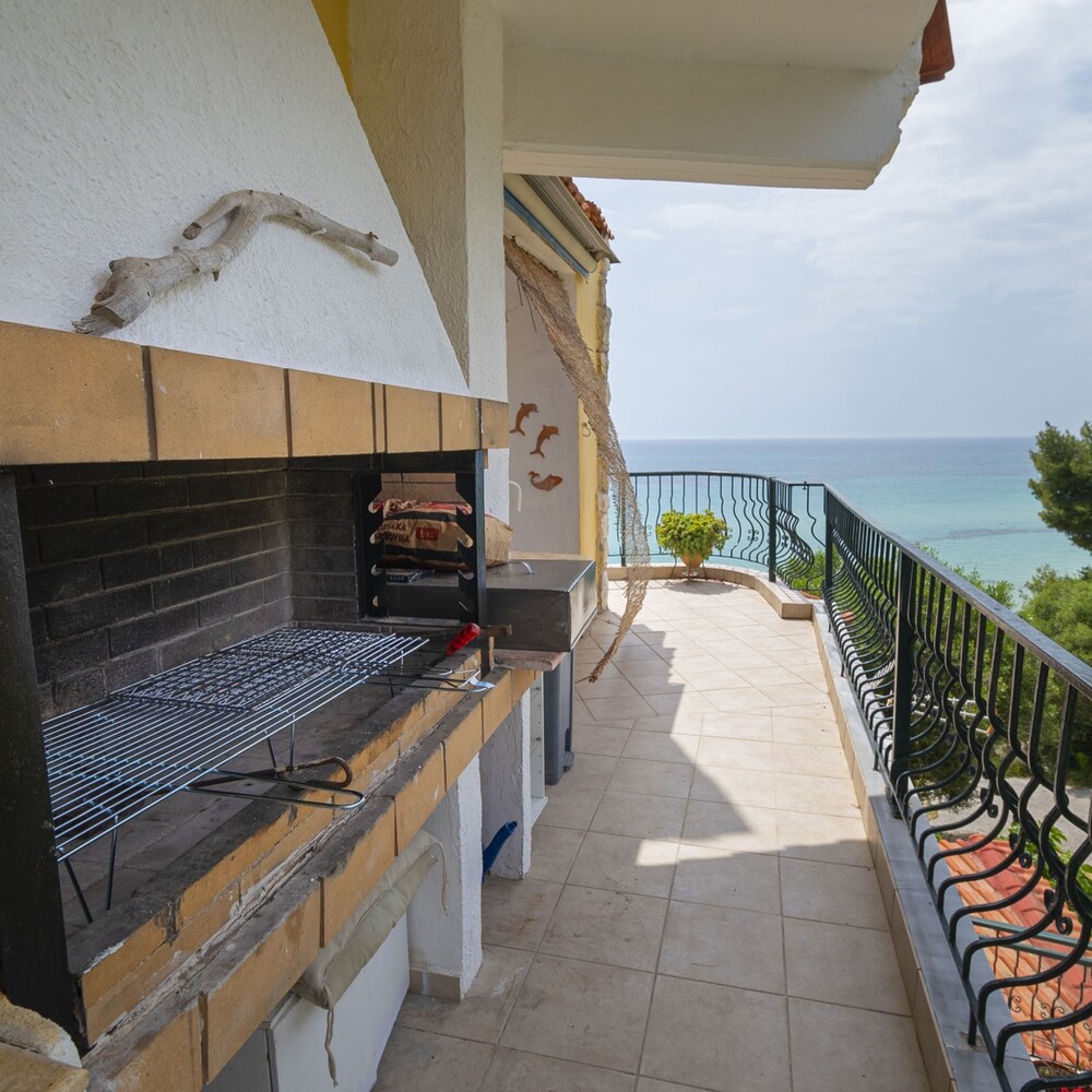 Poseidon Seafront Apartment by Rentalspro