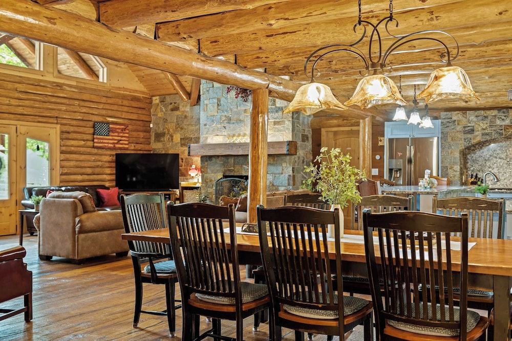 Bigwood Cabin Retreat Hot Tub, Game Room, Firepit Lounge & Private Yard