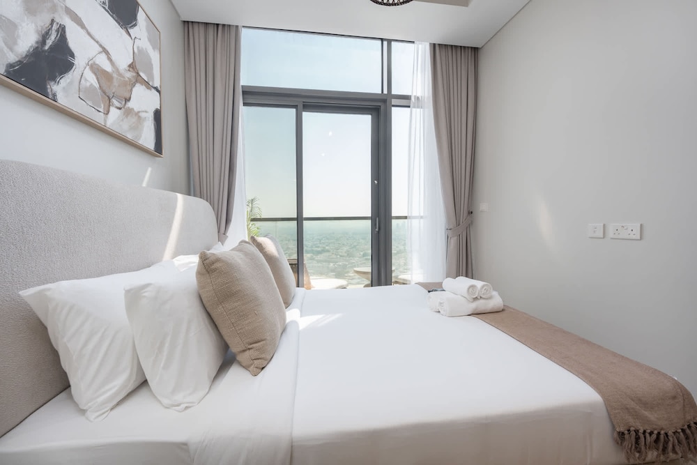 Modern Luxe 2BR in Business Bay