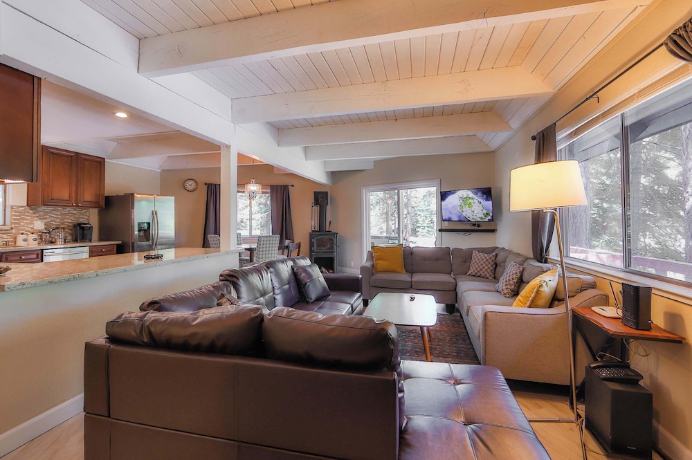 Iroquois Ridge Charming Home for 8 w/ Hot Tub Near Lake Tahoe & Skiing