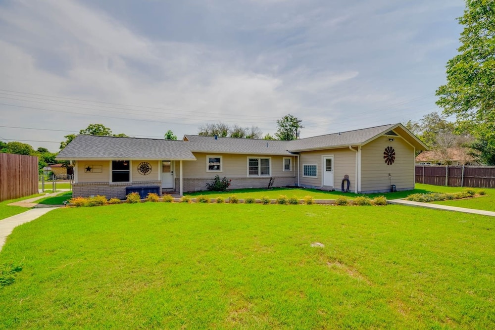 5 2 two Kings hot tub Firepit 16min to Wine Trail Nearby Pickleball Courts Pool