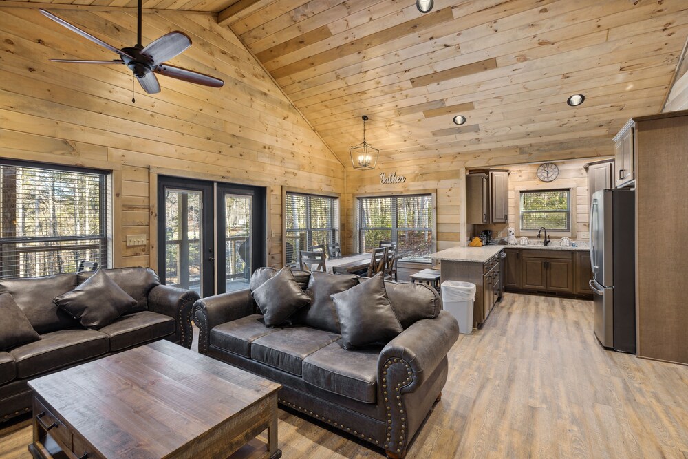 Hillside Hideaway 3 Bedroom Cabin by RedAwning view 2