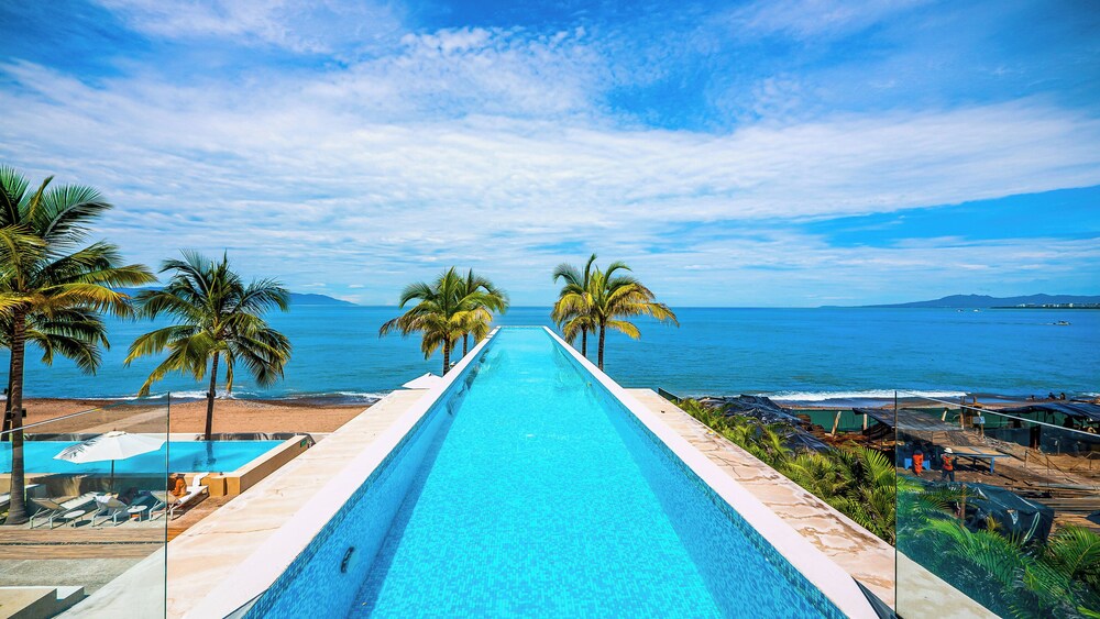 Stylish Beachfront 2BR - Balcony & Pools