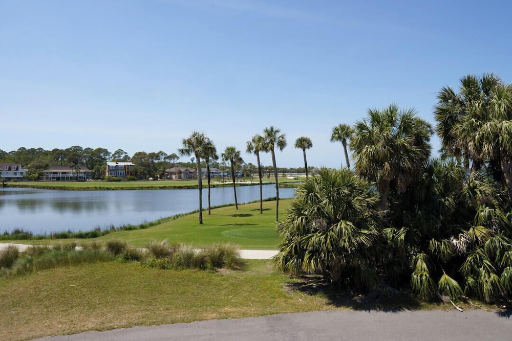 Charming 3-bed, 2-bath Home With Wonderful Views of the Golf Course